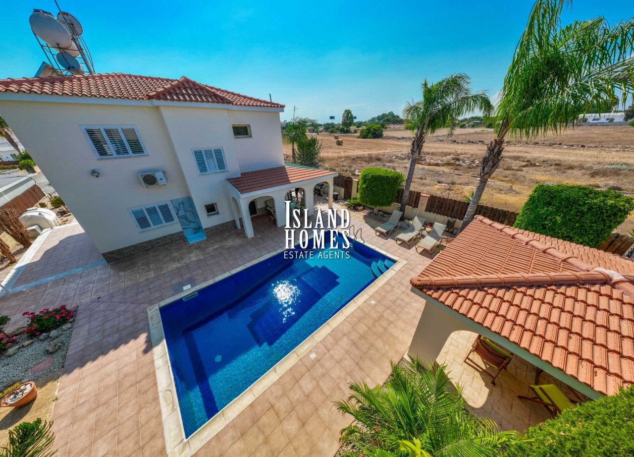 Ayia Thekla: 3 bedroom, 2 bathroom villa on huge 505m2 plot with swimming pool and TITLE DEEDS in fantastic location of Ayia Thekla - BST105<br /><br />This gorgeo 