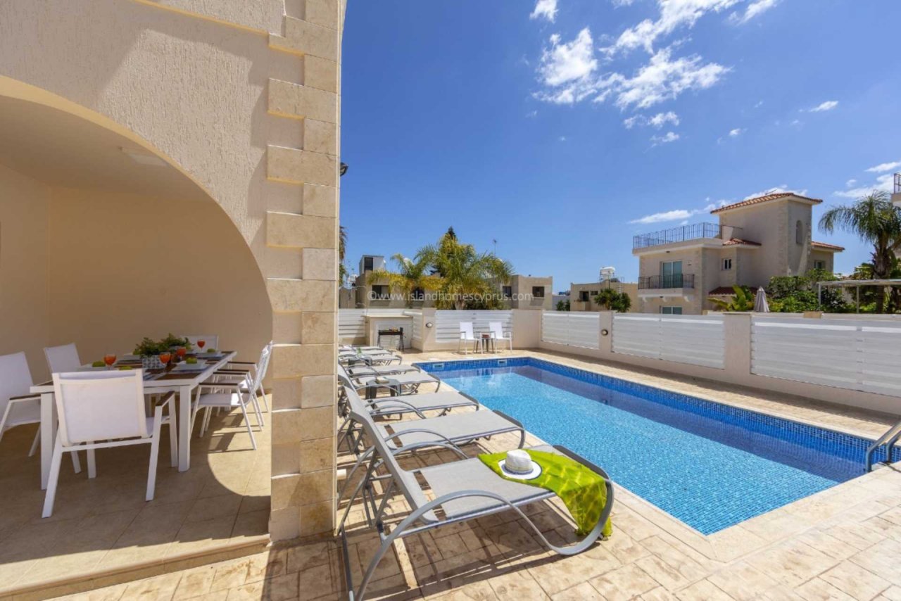 Stunning 4 bedroom, 3 bathroom villa, with SEA VIEWS and TITLE DEEDS ready to transfer, located just 650m from the sea in the enviable Green bay area 