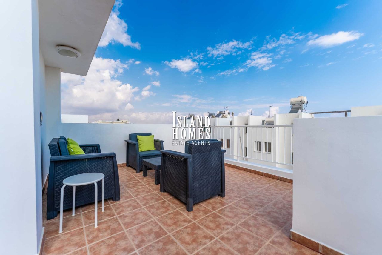 2 bedroom townhouse with private swimming pool and 25m2 roof terrace in quiet location of Kapparis - ENK103<br /><br />This delightful town house is s