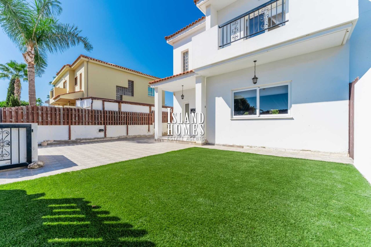 Stunning 3 bedroom detached villa set on a 590m2 plot with TITLE DEEDS, an inviting swimming pool in gorgeous location only 700m from the beach in Ayi