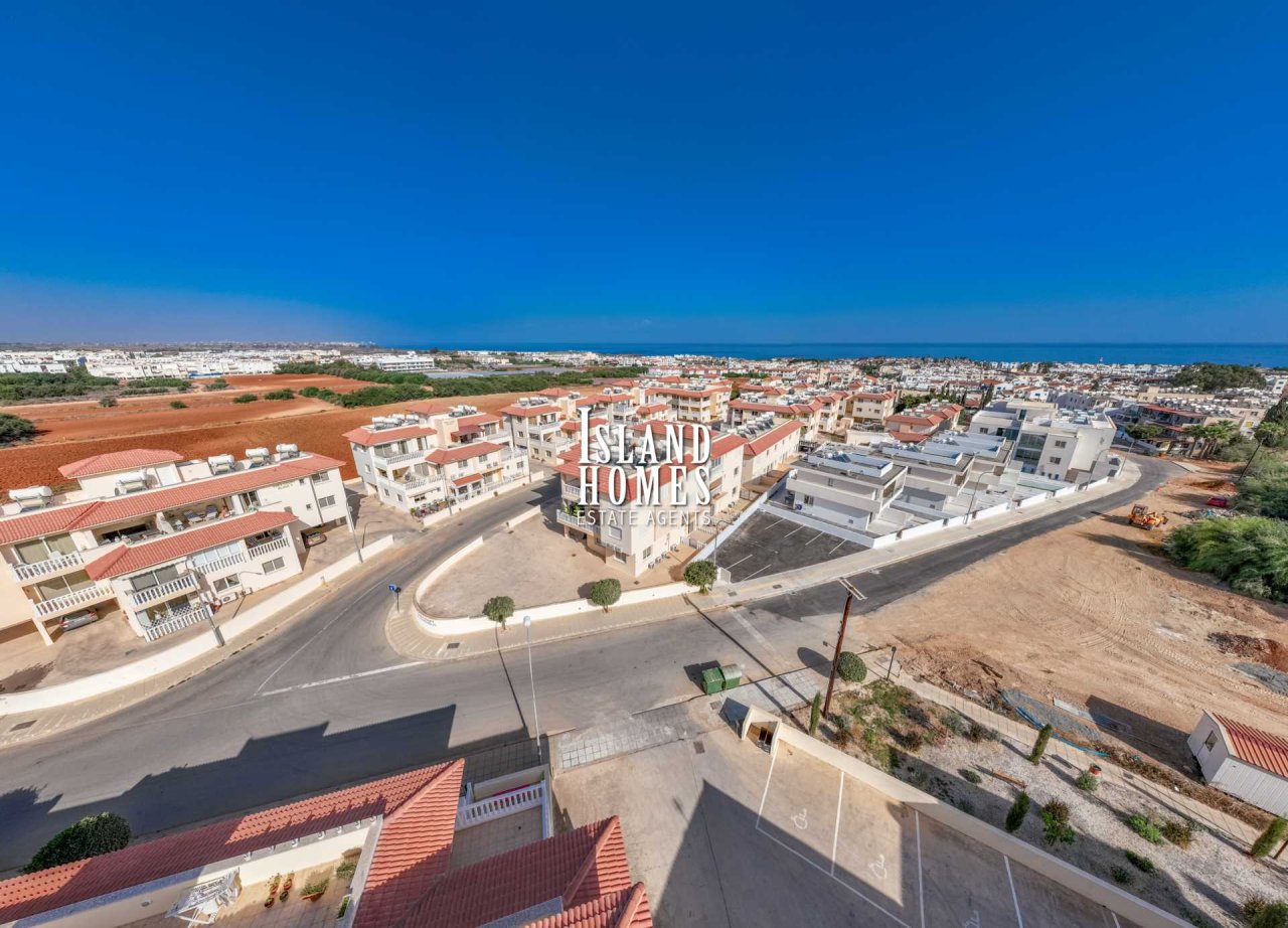 3 bedroom, second floor apartment with TITLE DEEDS on popular complex with two communal swimming pools in great location of Kapparis - THE133<br /><br