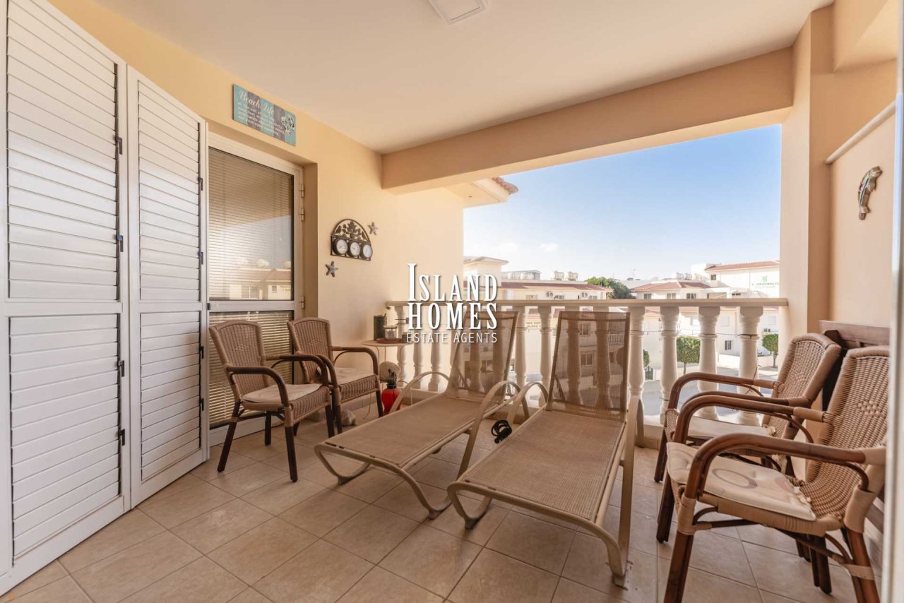 3 bedroom, second floor apartment with TITLE DEEDS on popular complex with two communal swimming pools in great location of Kapparis - THE133<br /><br