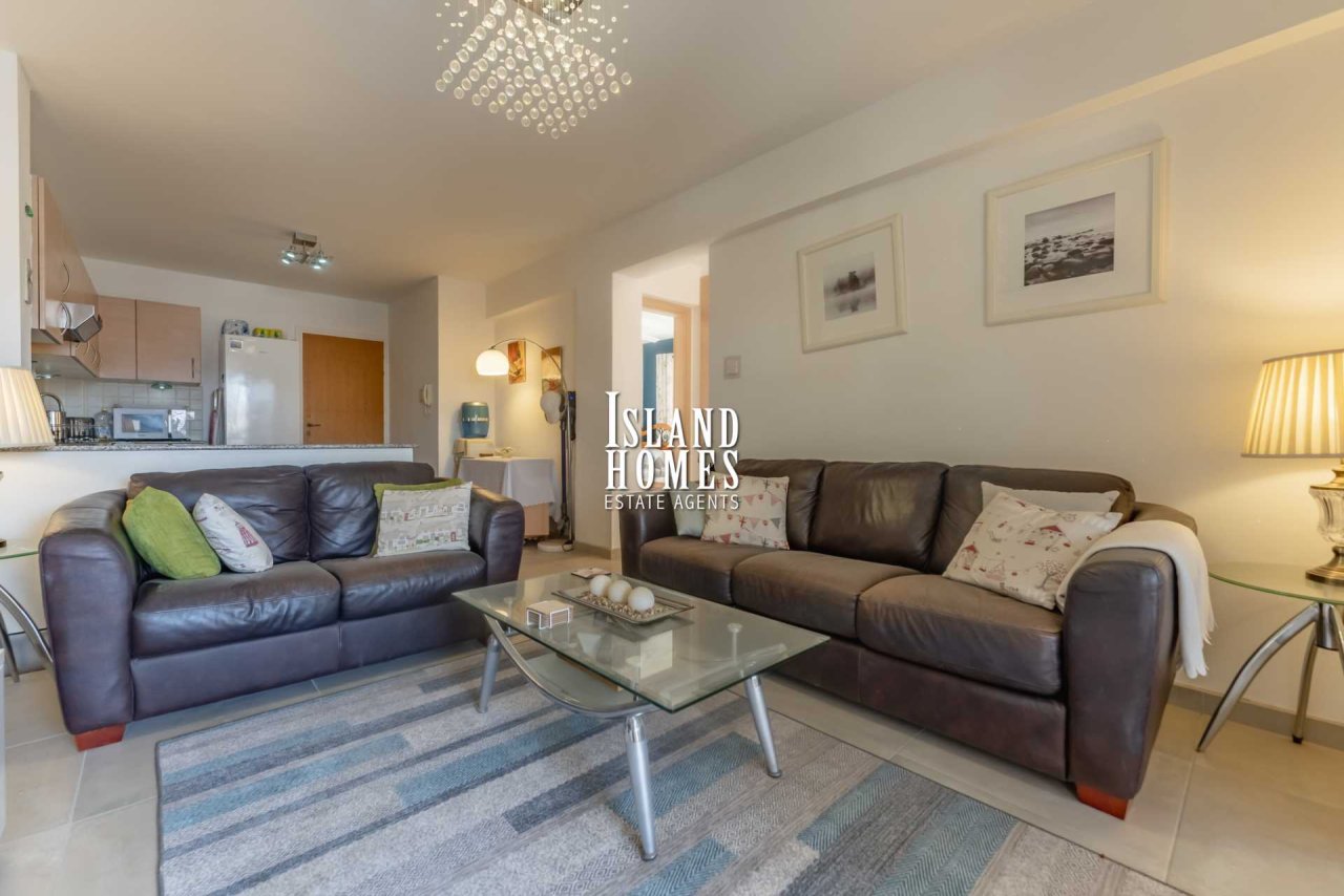 3 bedroom, second floor apartment with TITLE DEEDS on popular complex with two communal swimming pools in great location of Kapparis - THE133<br /><br