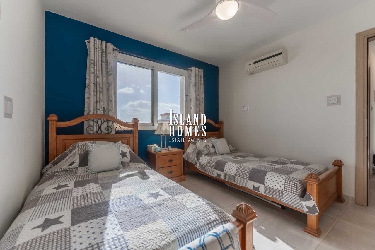 3 bedroom, second floor apartment with TITLE DEEDS on popular complex with two communal swimming pools in great location of Kapparis - THE133<br /><br