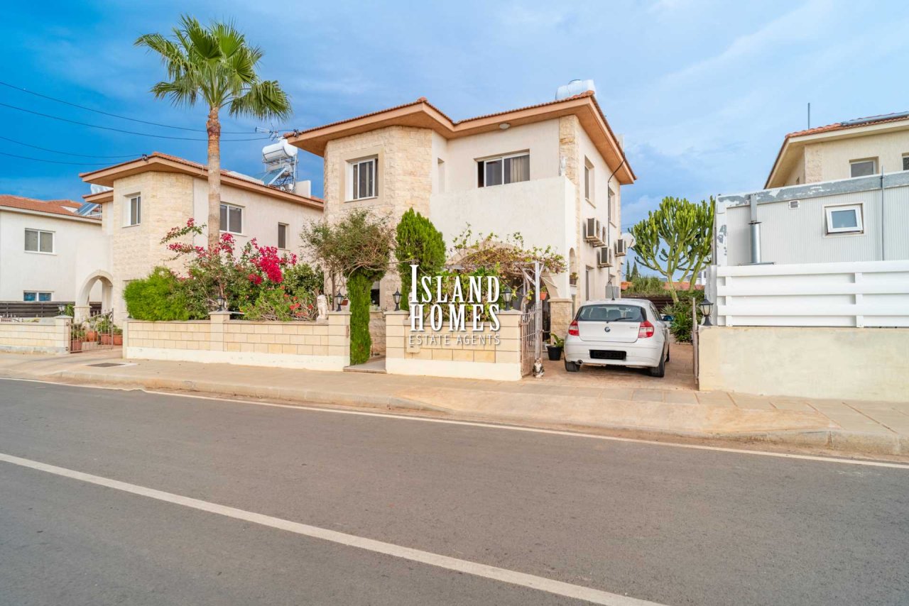 Liopetri: 3 bedroom, 2 bathroom, 1 WC detached villa with ground floor office and waiting room, private swimming pool and TITLE DEEDS ready to transfer in Liope 