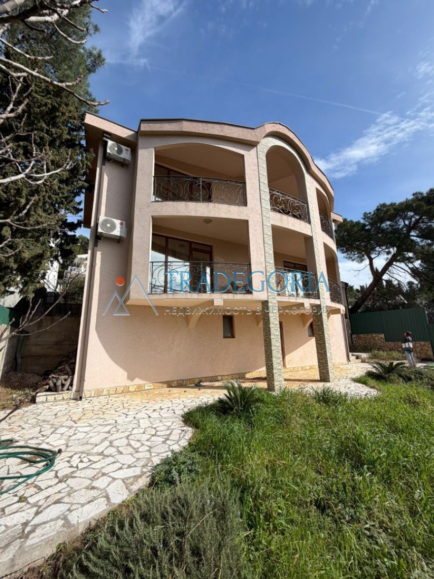 <h2>description</h2><div><div><div><div><div><div><div><p> A luxurious villa with panoramic sea views. This property is fully legal, free of encumbran 