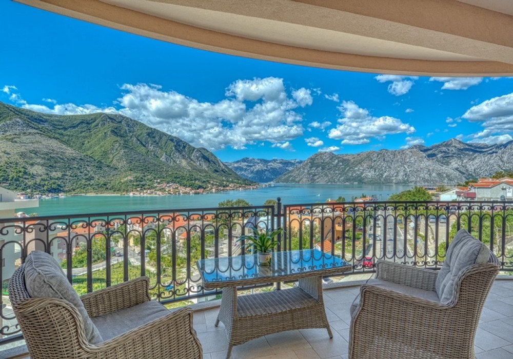 Villa by the sea in Montenegro with a swimming pool in the Boka Kotorska Bay in the Dobrota area

Plot area 565m2.

The villa was built in 2016. :

Li 