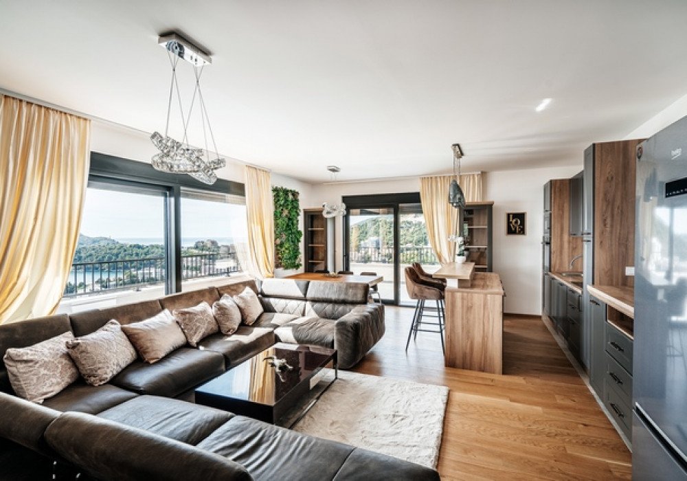 Budva Riviera, Becici district. Two bedroom penthouse with panoramic sea and mountain views.

Distance to the sea 650m.

Floor - fifth

The house is e