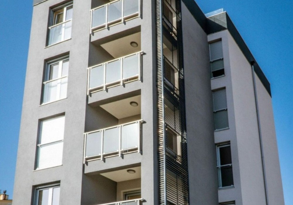 Tivat. New apartment with two bedrooms overlooking the sea.

Distance to the sea 250m.

Area 89 sq.m.

Floor - third

The apartment is sold in a fine 