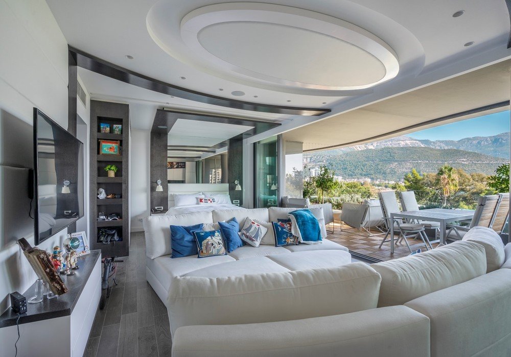 Modern apartment on the 4th floor of the exclusive complex Royal Gardens, 50 meters from the sea and 150 meters from the Old Town of Budva.

The apart