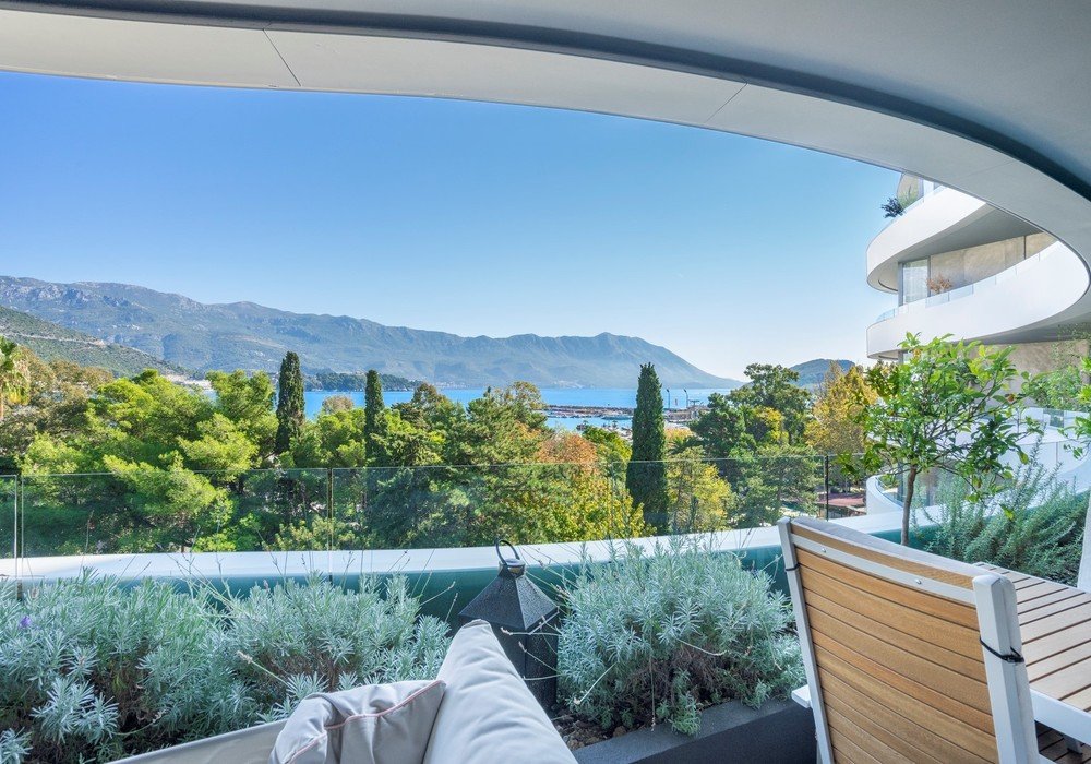 Modern apartment on the 4th floor of the exclusive complex Royal Gardens, 50 meters from the sea and 150 meters from the Old Town of Budva.

The apart