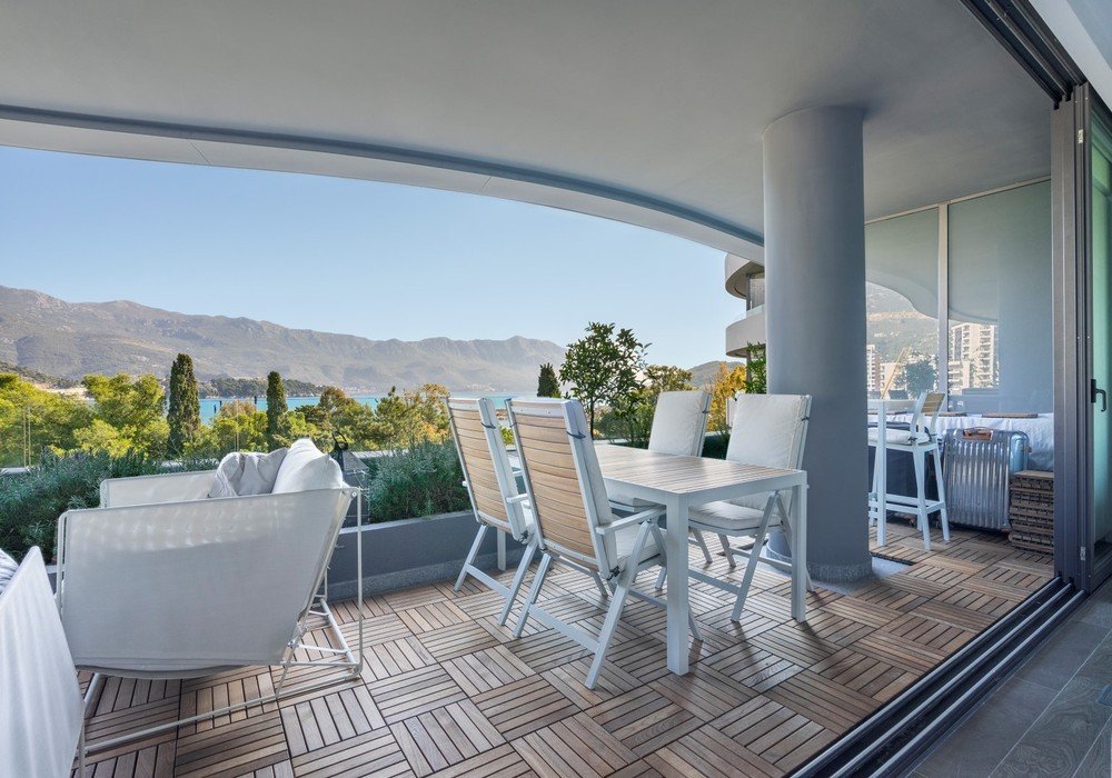 Modern apartment on the 4th floor of the exclusive complex Royal Gardens, 50 meters from the sea and 150 meters from the Old Town of Budva.

The apart