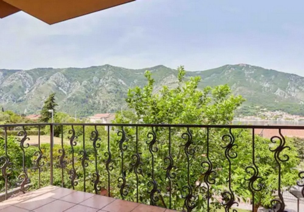 dobrota: Boka Kotorska bay, Dobrota area. House with three bedrooms

Distance from the sea 200 m.

sea ​​view

Are 120 sq.m.

Plot area 479 sq.m.

Parking spac 