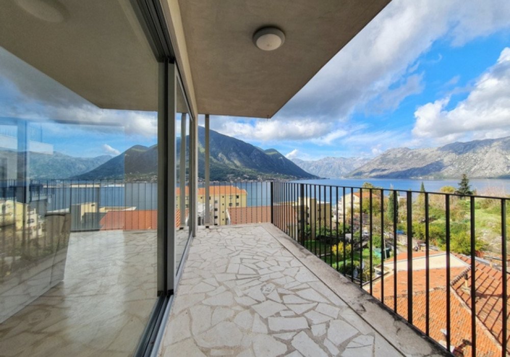 Boka Kotorska bay, Dobrota area. Penthouse with three bedrooms in a new complex with a swimming pool.

Distance to the sea 450m.

Living area 208 sq.m