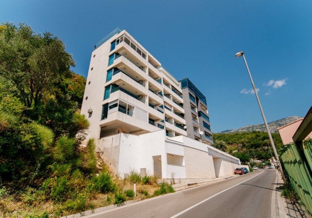 Budva Riviera, Boreti region. Three bedroom penthouse with panoramic views.

Distance to the sea 400m

sea view

Area 257 sq.m. sq.m., including:

- l 