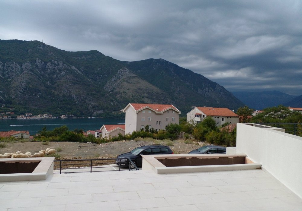 Boka Bay of Kotor, Dobrota district. One-bedroom apartment with private Parking in a new residential building.

Distance to the sea 350m

Second floor