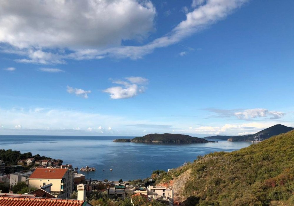 Budva Riviera, Przno district. Two-bedroom apartment near Milocher Park.

The area is 110 sq.m.,

Third floor

The distance to the sea is 400m.

Sea v