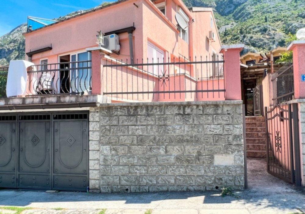 Boka Bay of Kotor, Dobrota district.

The distance to the sea is 400m.

Sea view

Convenient check-in from the Kotor-Dobrota motorway

The base of the