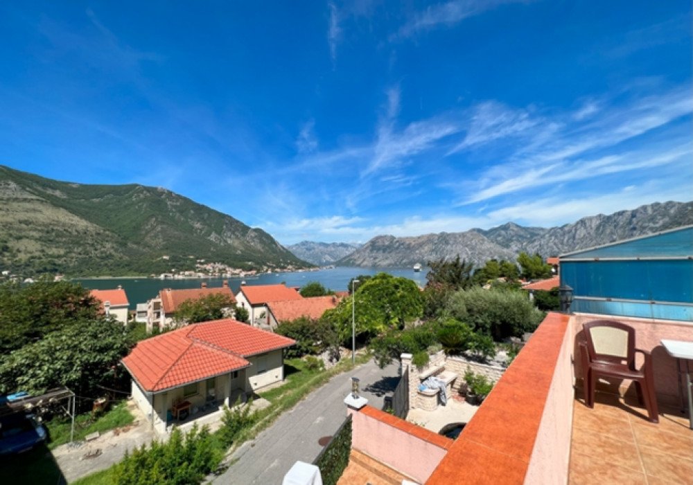 Boka Bay of Kotor, Dobrota district.

The distance to the sea is 400m.

Sea view

Convenient check-in from the Kotor-Dobrota motorway

The base of the