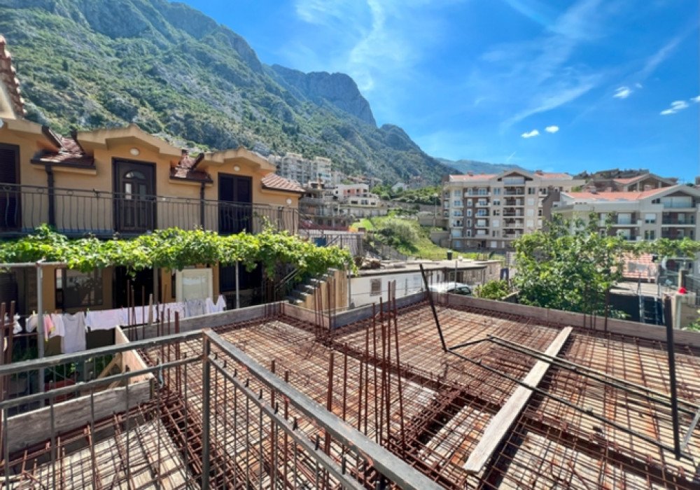 Boka Bay of Kotor, Dobrota district.

The distance to the sea is 400m.

Sea view

Convenient check-in from the Kotor-Dobrota motorway

The base of the