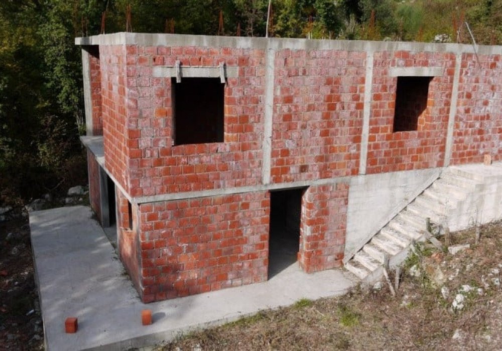 budva: Description
Budva Riviera, Markovichi district. The investment object in the construction phase is a five–storey low-rise apartment building
The plot  