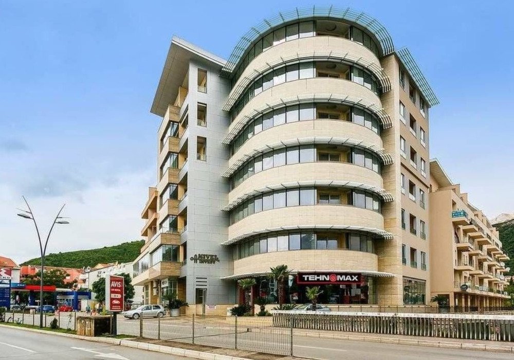 budva: Description
Budva, center, Jadransky Put. New three-bedroom apartment in a prestigious residential building, near the tourist complex "Slovenska  