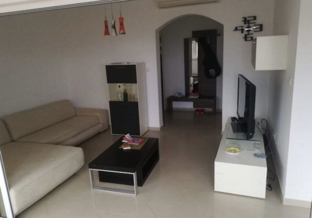 Budva, Maini district. Three-bedroom apartment
Distance to the sea 1000 m.
View – to the mountains and the sea
Area: 86 sq.m.
Floor – fifth 
The house