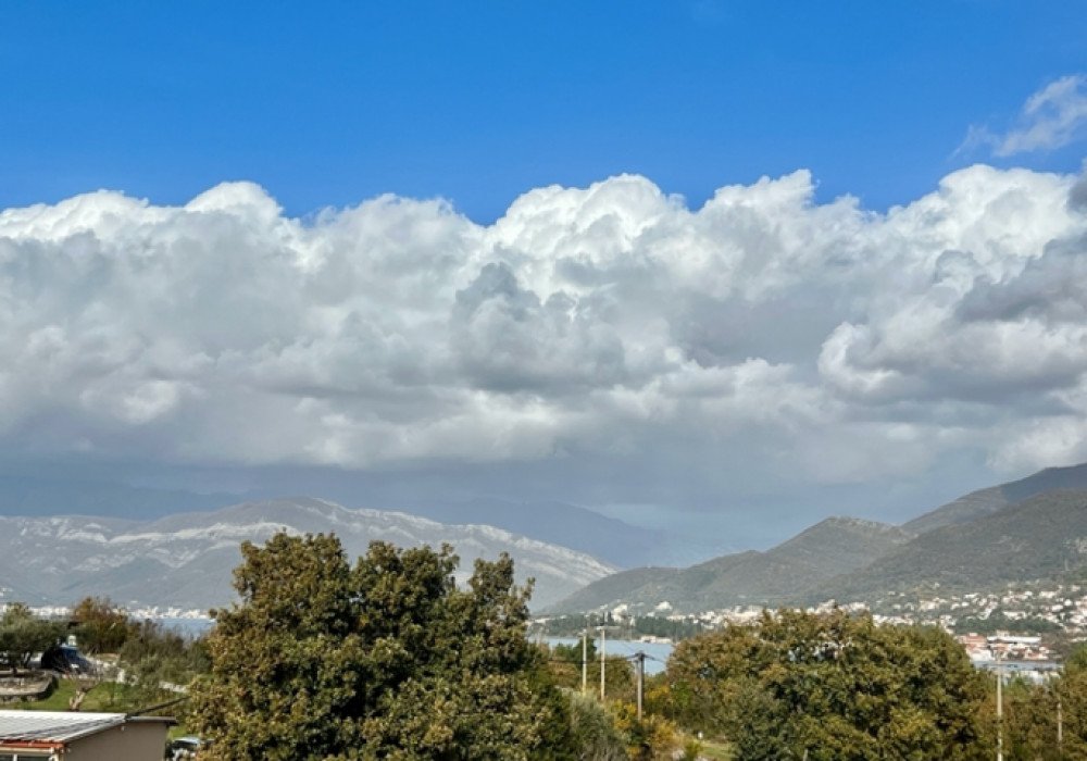 tivat: Tivat, the area of the Island of Flowers. One-bedroom apartments and studio apartments

The house is fully legalized, the building permit and all docu 