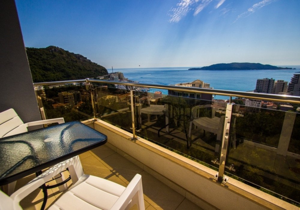 rafailovici: Description
Budva Riviera, Rafailovici district. Studio apartment
Distance to the sea 350m
Sea view
The area is 34 sq.m.
There are only one bathrooms
 
