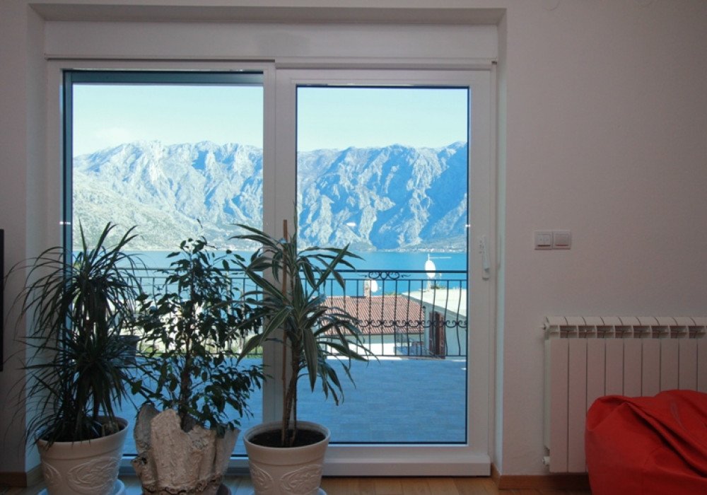 kotor: Description
Boka Kotor Bay, Stoliv district. Two-storey house with five bedrooms on the first line by the sea
The distance to the sea is 50 m.
Sea vie 
