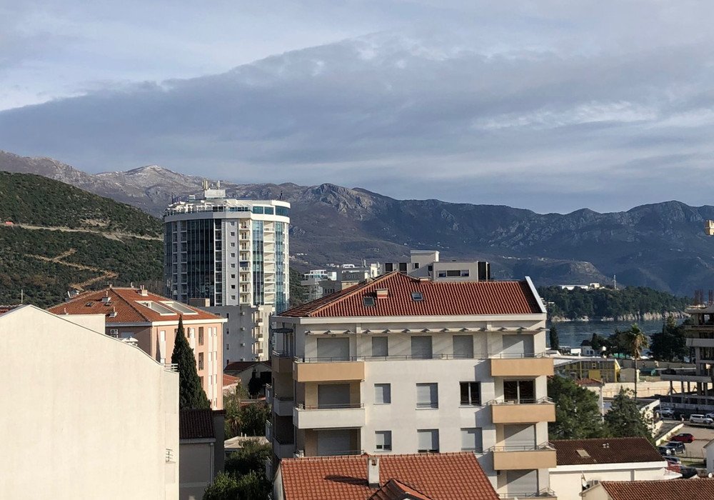 budva: Description
Budva, the center. Two-bedroom apartment
The distance to the sea is 200m.
The fifth floor
of the building is equipped with an elevator
The 