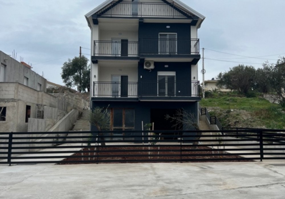 kotor: Description:
Boka Kotor bay, Kavach district. A four-storey building.
The distance to the sea is 1200m.
The house area is 154 sq.m
. The plot area is  