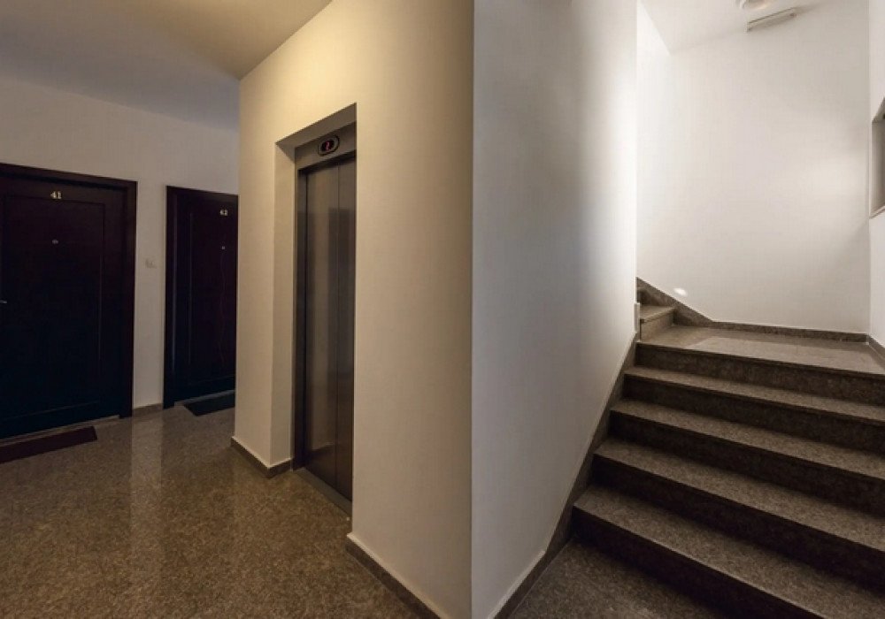 Description
Budva, Gosposhtina district. One-bedroom apartment
The distance to the sea is 350m.
The fifth floor
Sea and city views
The house is equipp