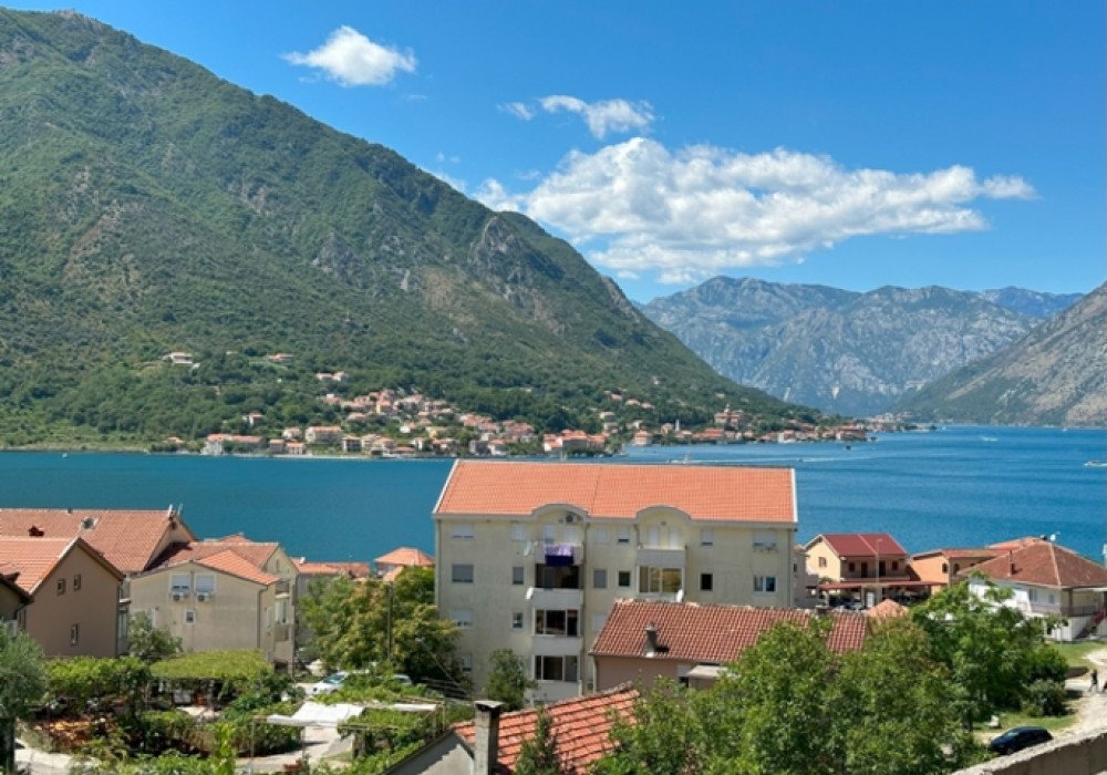 Boka Kotor Bay, Dobrota district. New two-bedroom apartment in a new residential complex with a SPA and restaurant on site

Distance to the sea 350m

