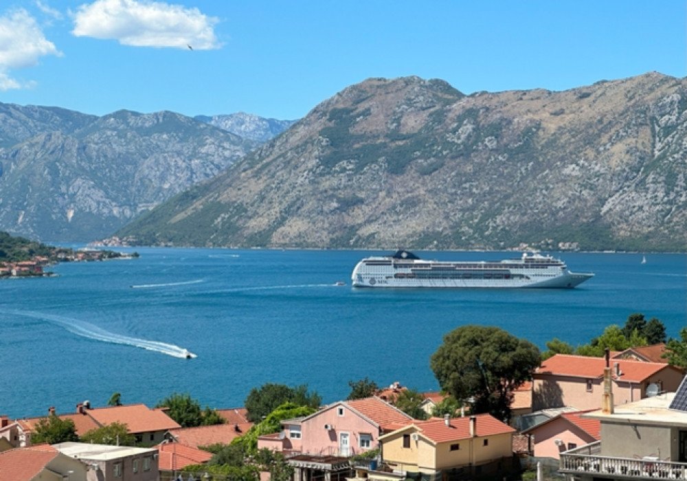 Boka Kotor Bay, Dobrota district. New two-bedroom apartment in a new residential complex with a SPA and restaurant on site

Distance to the sea 350m

