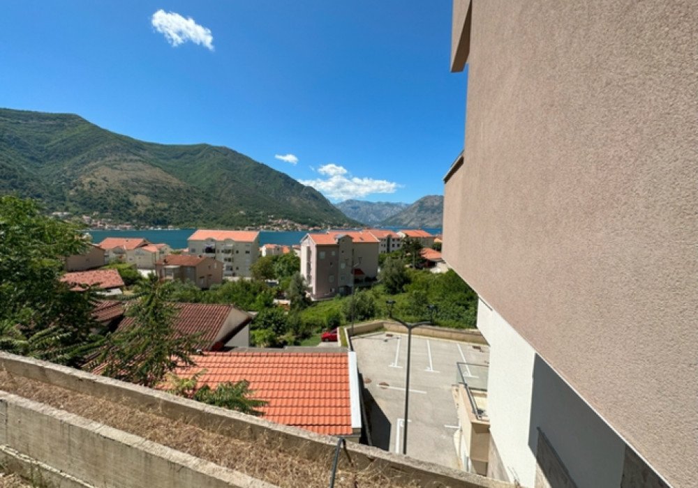 Boka Kotor Bay, Dobrota district. New two-bedroom apartment in a new residential complex with a SPA and restaurant on site

Distance to the sea 350m


