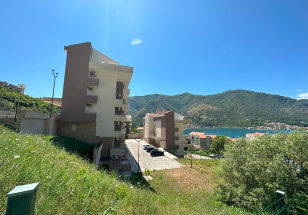 Boka Kotor Bay, Dobrota district. New two-bedroom apartment in a new residential complex with a SPA and restaurant on site

Distance to the sea 350m

