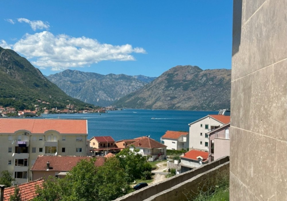 Boka Kotor Bay, Dobrota district. New two-bedroom apartment in a new residential complex with a SPA and restaurant on site

Distance to the sea 350m

