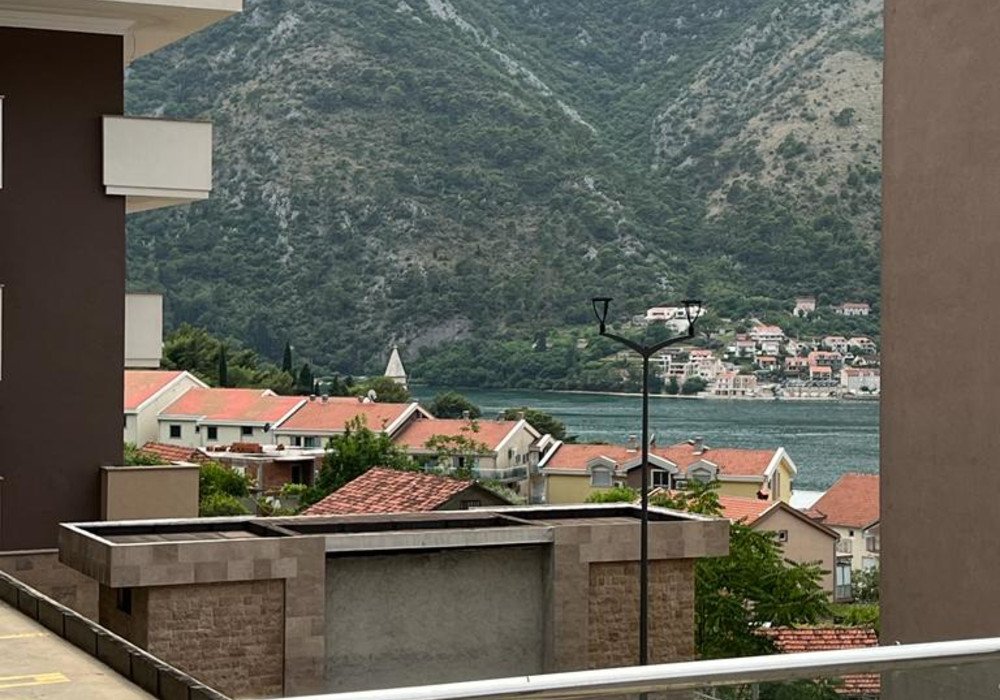 Boka Kotor Bay, Dobrota district. New two-bedroom apartment in a new residential complex with a SPA and restaurant on site

Distance to the sea 350m

