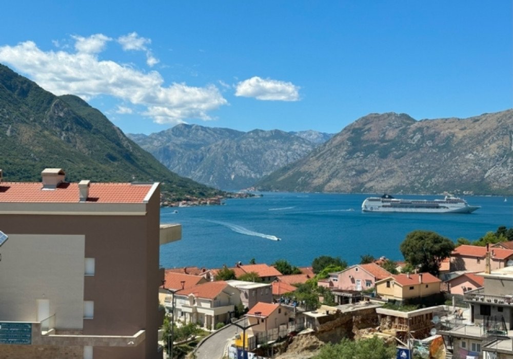 Boka Kotor Bay, Dobrota district. New two-bedroom apartment in a new residential complex with a SPA and restaurant on site

Distance to the sea 350m

