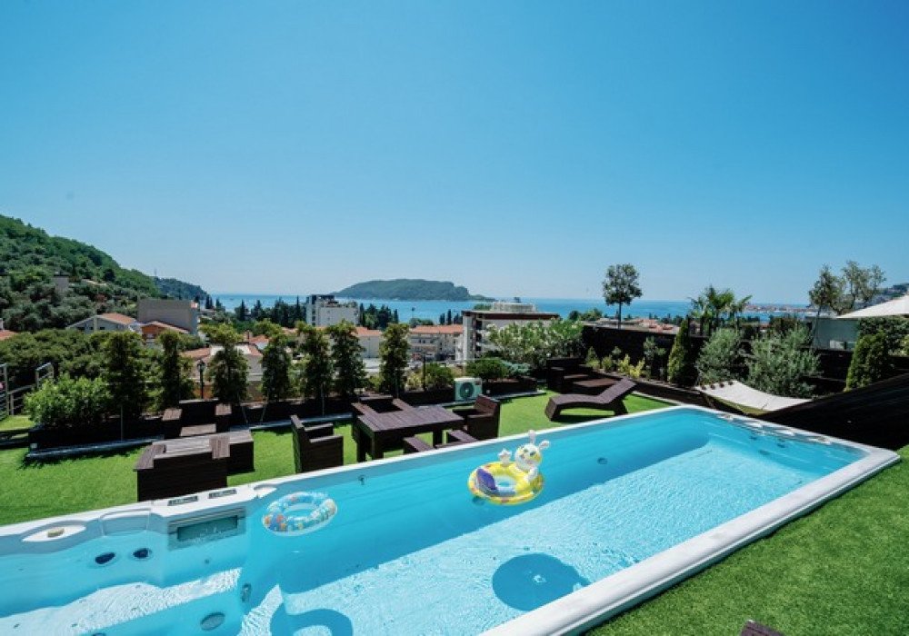 Budva, Potkoshlyun district. Two-level apartment-villa with three bedrooms and a swimming pool

The distance to the sea is 150m.

The area is 400 sq.m