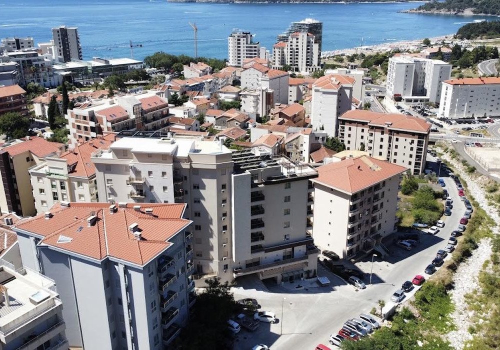 becici: Budva Riviera, Becici district. New two-bedroom apartment
Distance to the sea 350m
Sea view
The area is 94 sq.m.
Floor – high ground floor
The house i 