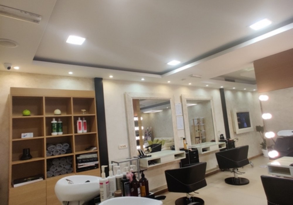 The salon is equipped according to the latest European professional standards.

All furniture is exclusive, made to order.

All classrooms are equippe