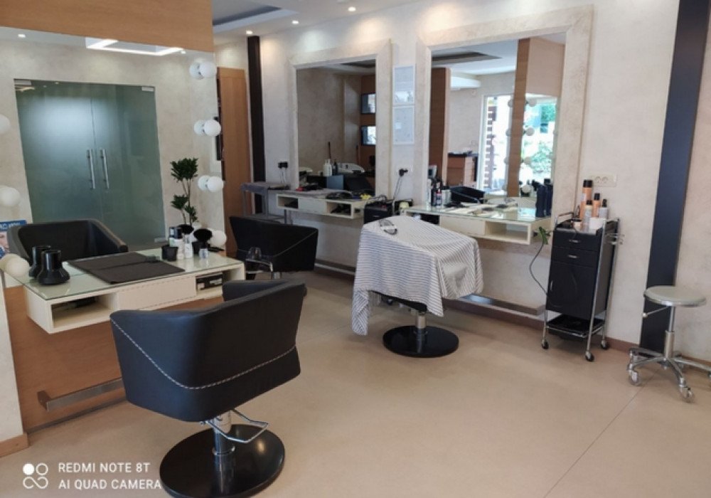 The salon is equipped according to the latest European professional standards.

All furniture is exclusive, made to order.

All classrooms are equippe