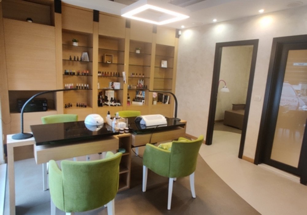 The salon is equipped according to the latest European professional standards.

All furniture is exclusive, made to order.

All classrooms are equippe