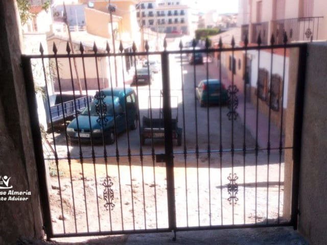 Tolles Investitionsangebot in Albox!
Entdecken Sie diese unglaubliche Investitionsmöglichkeit in der charmanten Stadt Albox! Dieses große städtische G