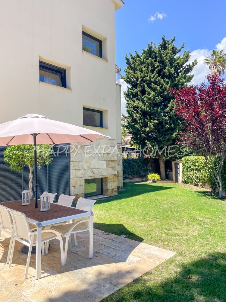 Beeindruckendes Doppelhaus mit einer Touristenlizenz (mit hoher Rentabilität) und Meerblick in Vallpineda.Diese Doppelhaushälfte verfügt über einen g