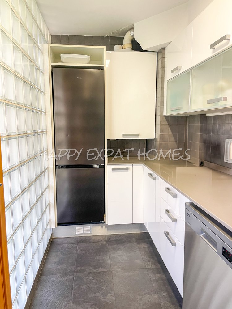 Beeindruckendes Doppelhaus mit einer Touristenlizenz (mit hoher Rentabilität) und Meerblick in Vallpineda.Diese Doppelhaushälfte verfügt über einen g