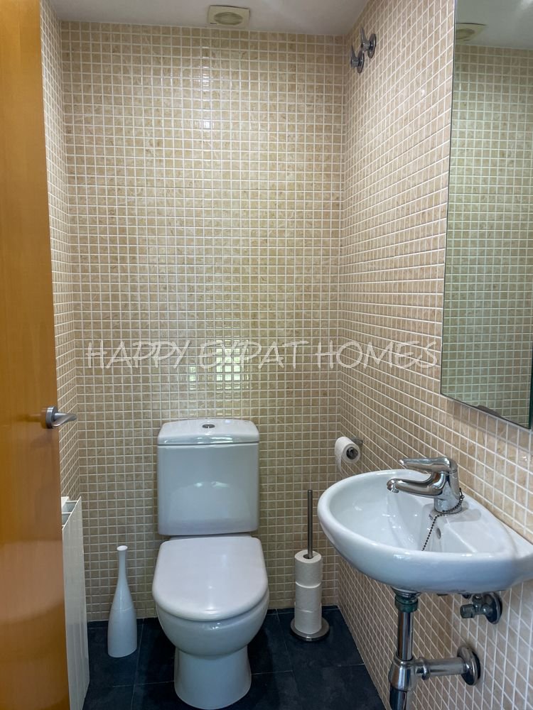 Beeindruckendes Doppelhaus mit einer Touristenlizenz (mit hoher Rentabilität) und Meerblick in Vallpineda.Diese Doppelhaushälfte verfügt über einen g