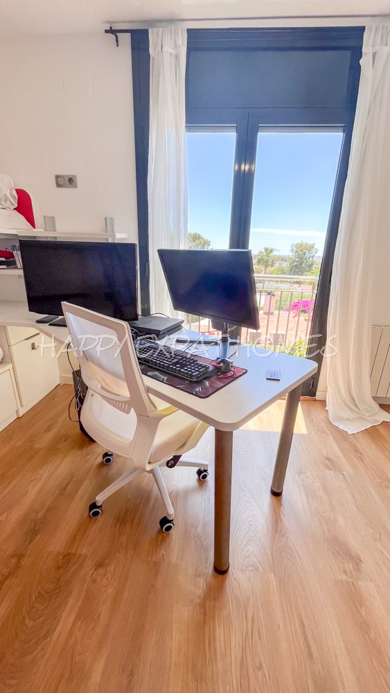 Beeindruckendes Doppelhaus mit einer Touristenlizenz (mit hoher Rentabilität) und Meerblick in Vallpineda.Diese Doppelhaushälfte verfügt über einen g